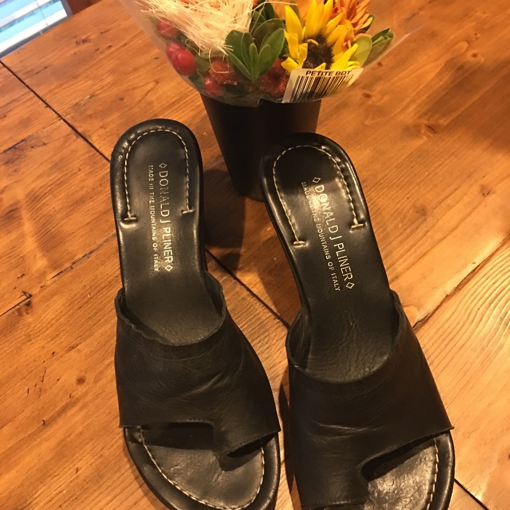 Donald J Pliner wedges, Size 9M Verna, black